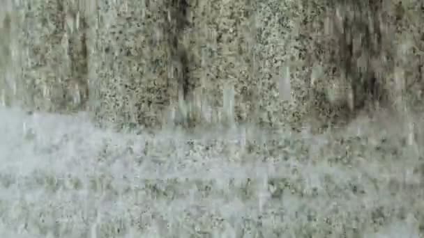 Штучний водоспад в природі — стокове відео