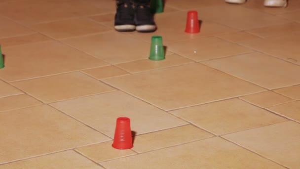 Kinder spielen auf Stoff — Stockvideo