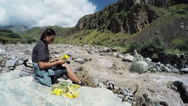 Kız kıyı dağ Nehri üzerinde — Stok video