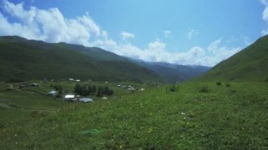 Dağ köyü Nehri yakınında