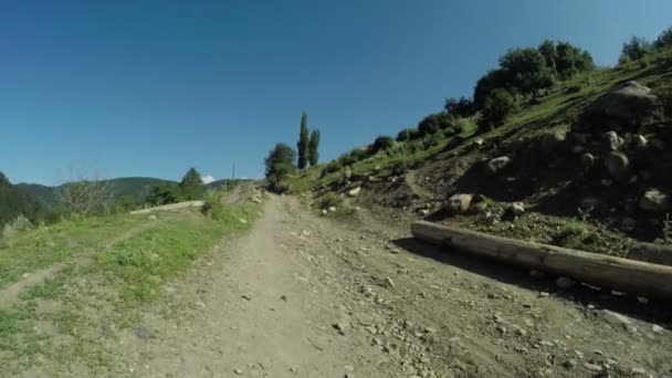Дорога с камнями в горах — стоковое видео