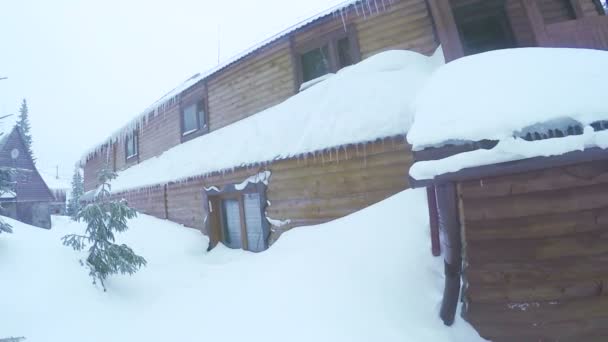 Estación de esquí en las montañas — Vídeo de stock
