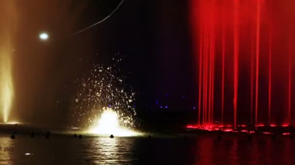 Fuente en pueblo olímpico — Vídeo de stock