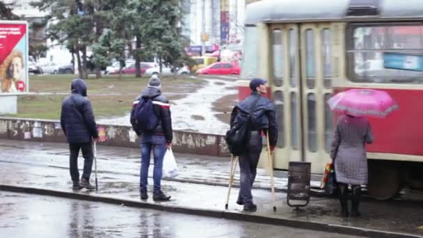 Plantering av människor i spårvagn — Stockvideo