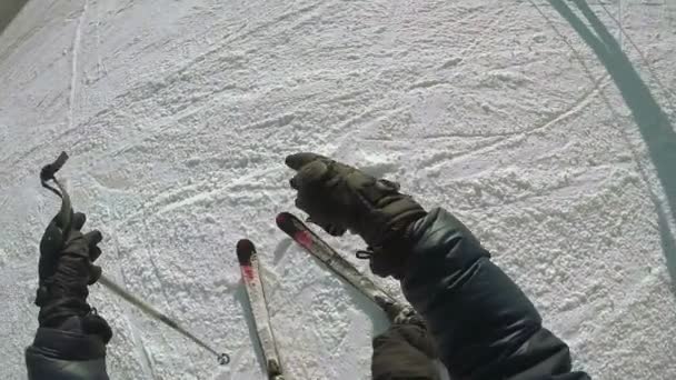 Ski-afdaling in de natuur — Stockvideo