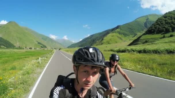 Casal de bicicleta nas montanhas — Vídeo de Stock