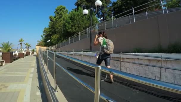 Девушка туристка на набережной — стоковое видео
