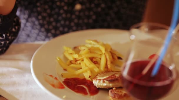 Batatas fritas com molho — Vídeo de Stock