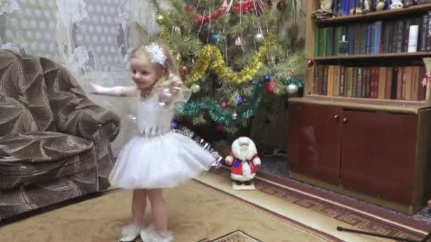 Ragazza in costume all'albero di Natale — Video Stock