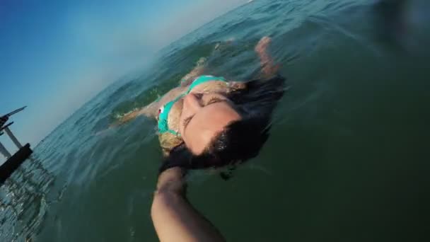 在海水下的女孩 — 图库视频影像