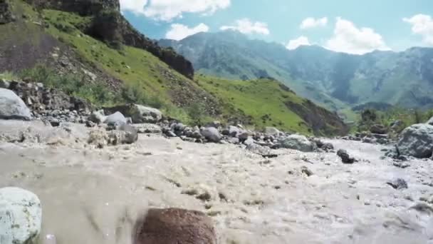 Κορίτσι στην όχθη ποταμού βουνό — Αρχείο Βίντεο