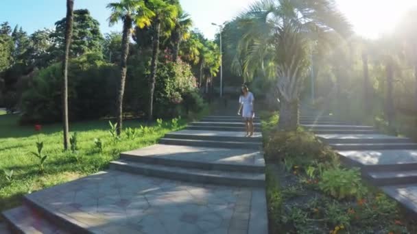 Mädchen spaziert in Parkbäumen — Stockvideo