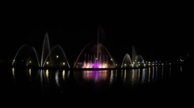 Çeşme gece dans