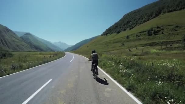 Mädchen auf Fahrrad in den Bergen — Stockvideo