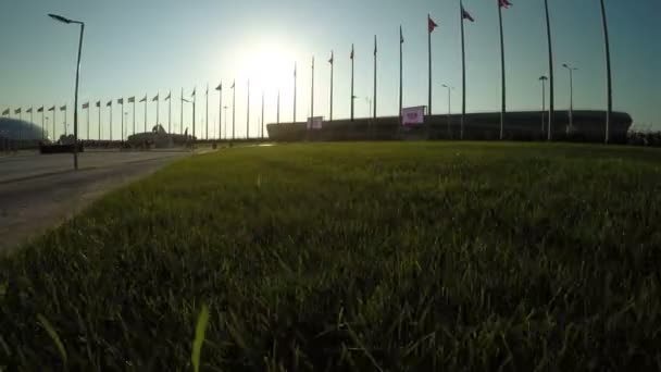 Olympic Park i Sochi i bakgrundsbelysningen solen — Stockvideo