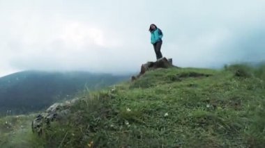 Kız uçurumun bir kaya üzerinde