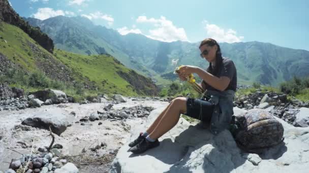 Chica en la orilla del río de montaña — Vídeos de Stock