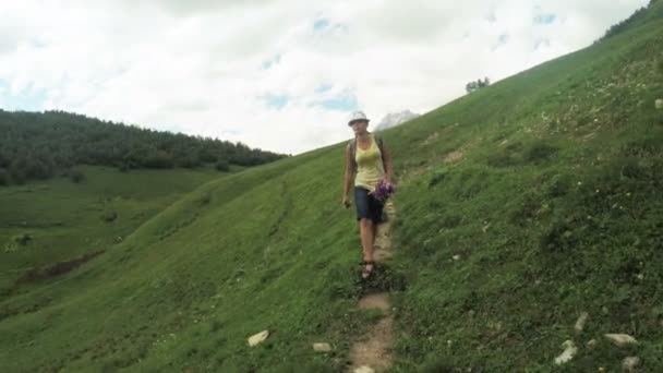 Sökvägen i alpina ängar kvinna — Stockvideo