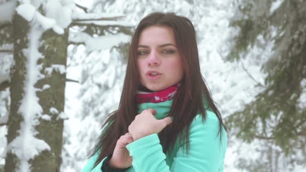 Kışın ormandaki kız — Stok video