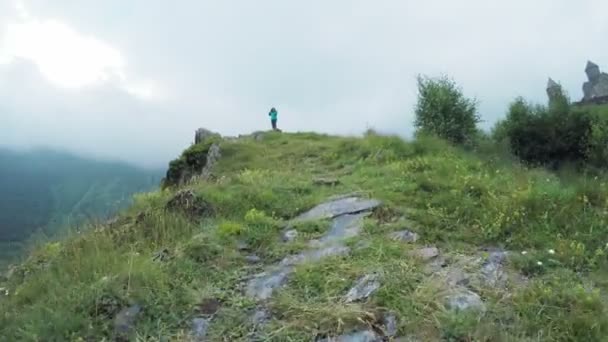 Chica en el precipicio de la roca — Vídeos de Stock