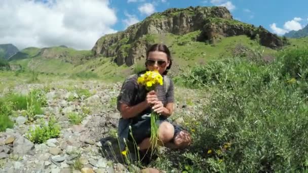 Chica recoge flores silvestres — Vídeos de Stock