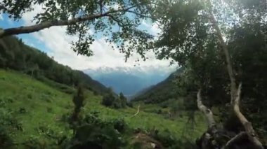 Dağ doruklarına dağlar Svaneti görünümünü