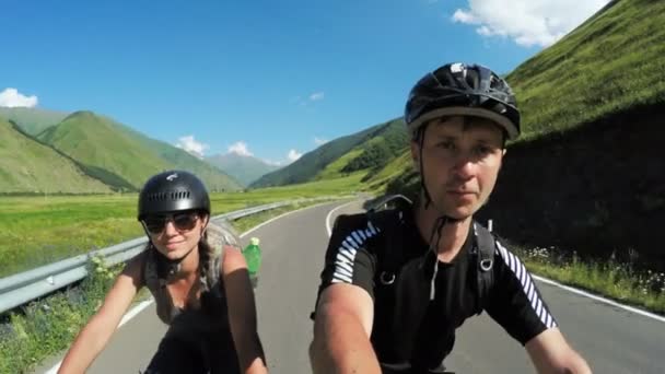 Pareja en bicicleta en las montañas — Vídeos de Stock