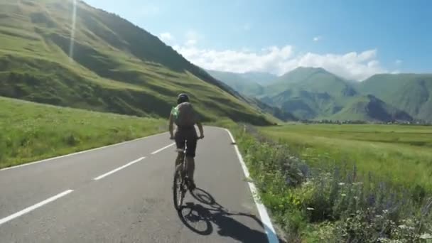 Девушка на велосипеде в горах — стоковое видео