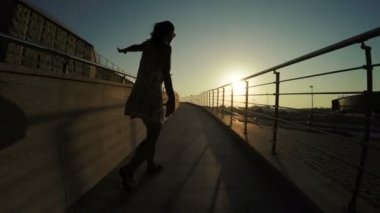 Dans eden kızın silueti