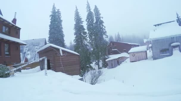 Χιονοδρομικό κέντρο στα βουνά — Αρχείο Βίντεο