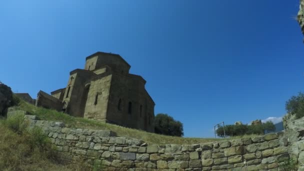 Antieke stenen kerk — Stockvideo