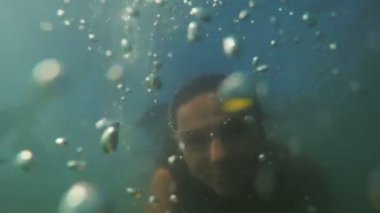 Su deniz altında kız