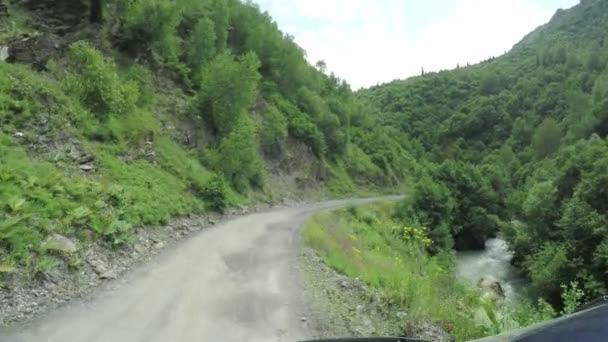 Bergweg van auto — Stockvideo