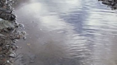 Su birikintisi bulutlarda yansıması