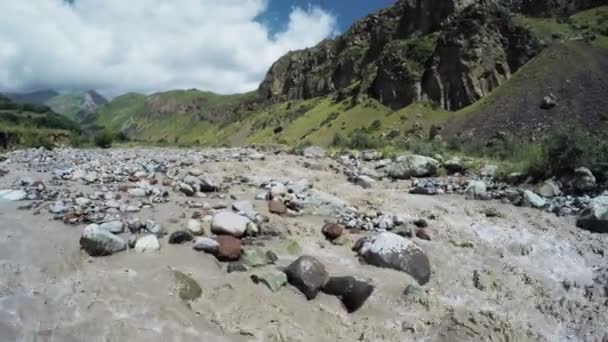 Meisje op kust berg rivier — Stockvideo