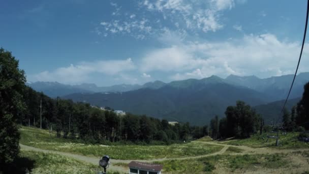 Ascensores en las montañas en verano — Vídeo de stock