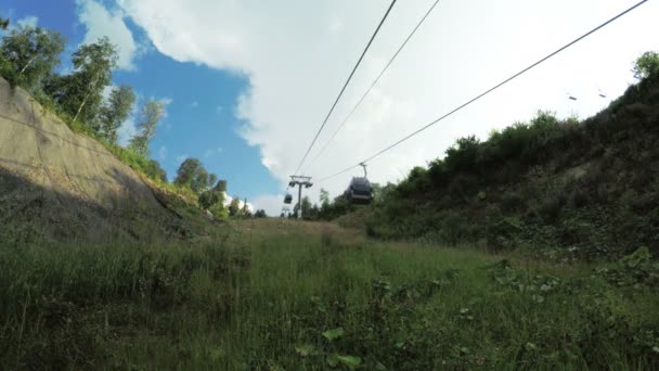 夏の山でリフト — ストック動画