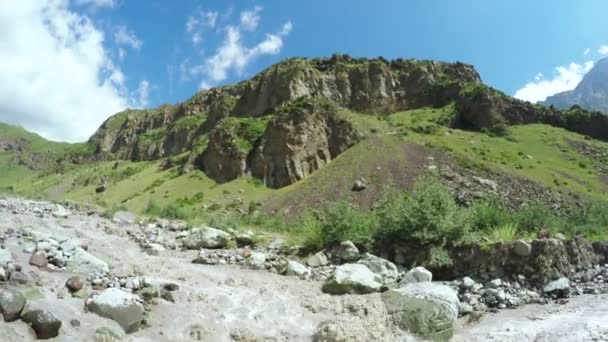 Gebirgsbach in Georgien — Stockvideo