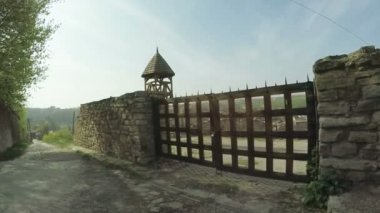 Tahta bir antik kale kapısı