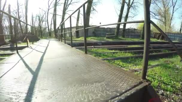 Eiserne Brücke über Rohr — Stockvideo