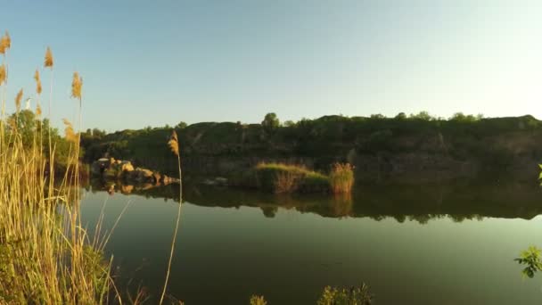Carrière inondée sur la nature 