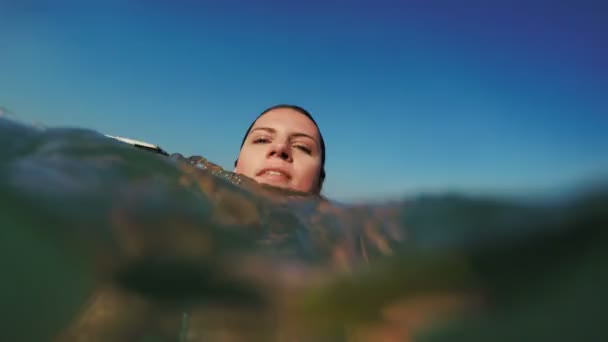 Fille sous l'eau de la mer — Video