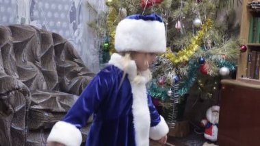 Noel ağacı yakınındaki kızlık