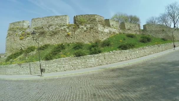 Muralla de piedra un antiguo castillo — Vídeo de stock