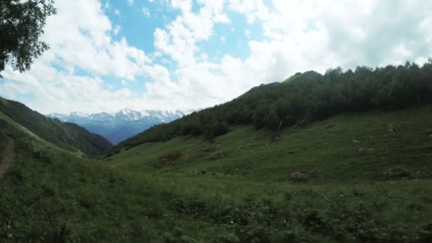 Utsikt över bergstoppar bergen Svanetien — Stockvideo