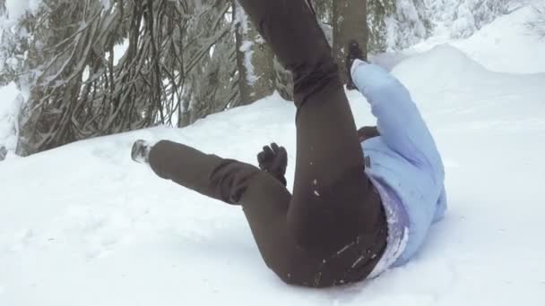 Mädchen im Winterwald — Stockvideo
