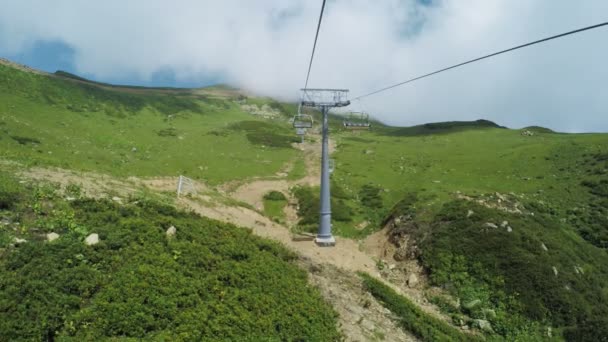 Летом лифты в горах — стоковое видео