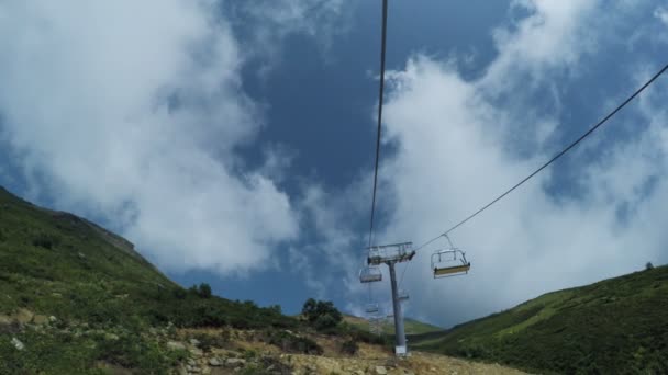 Ascensores en las montañas en verano — Vídeo de stock