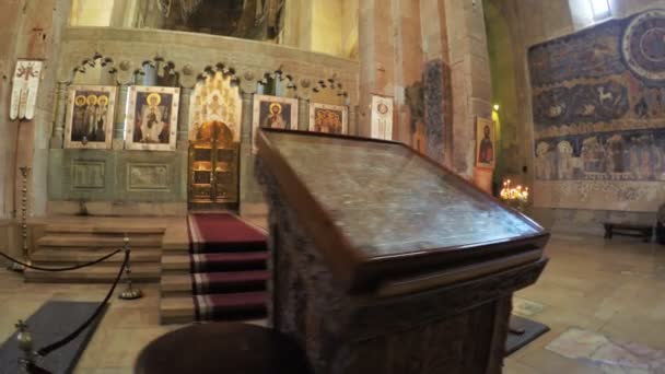 Iconostasis e iconos en las paredes Iglesia georgiana — Vídeo de stock