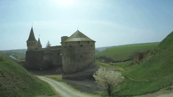 Vista del antiguo castillo — Vídeo de stock